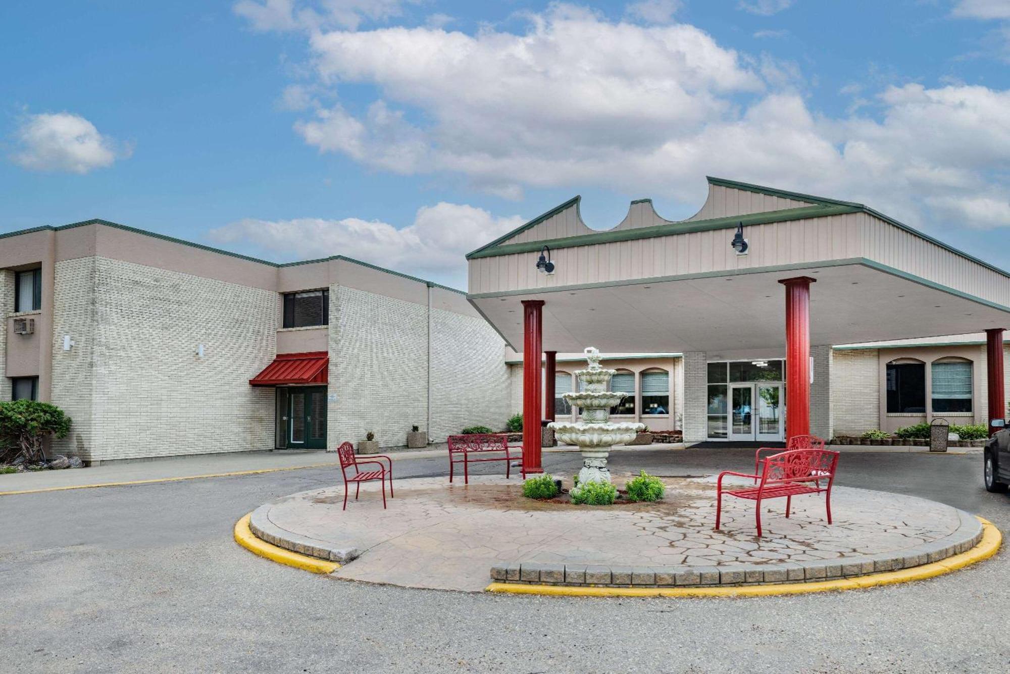 Ramada By Wyndham Grand Forks Hotel Exterior photo